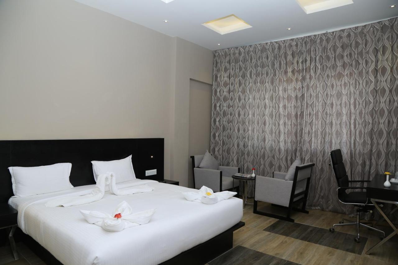 Hotel Queens Inn Веланканні Екстер'єр фото