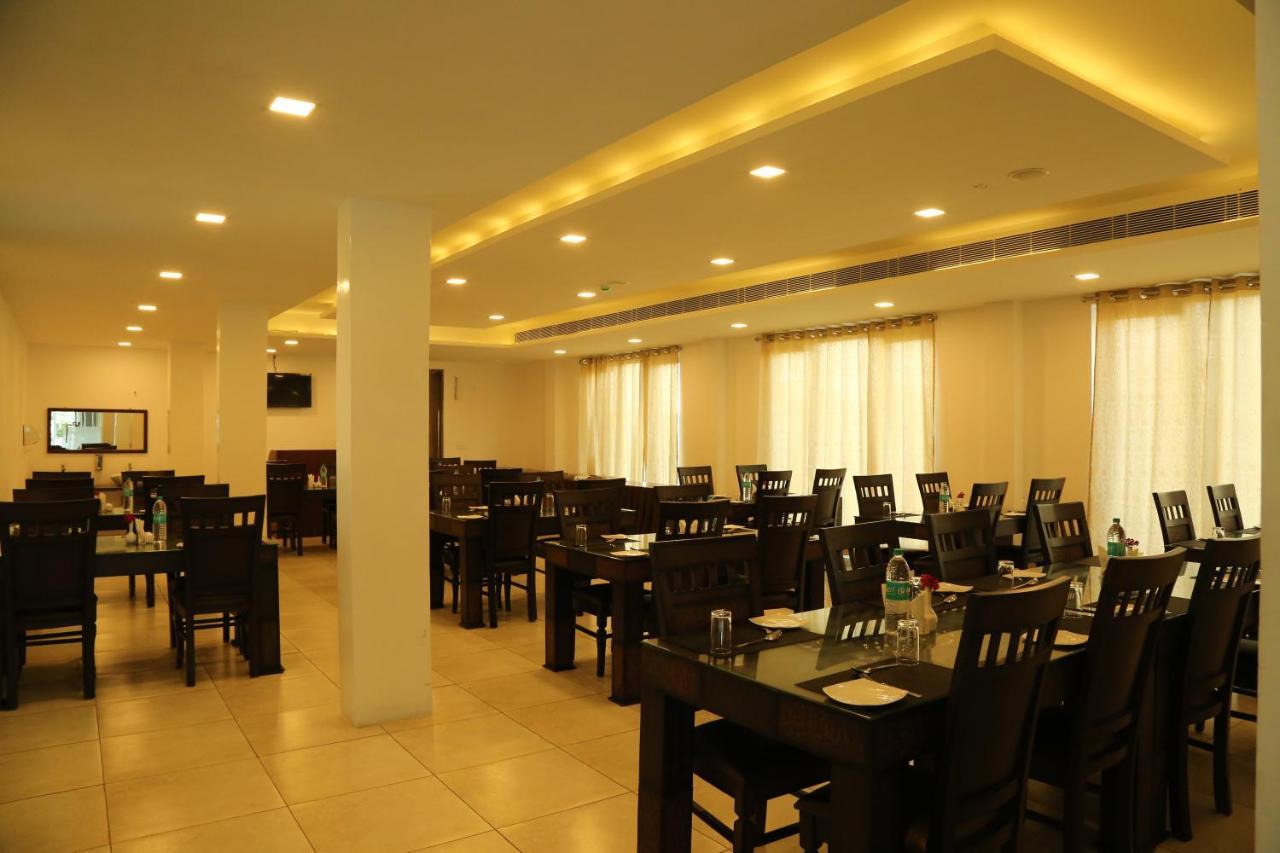 Hotel Queens Inn Веланканні Екстер'єр фото