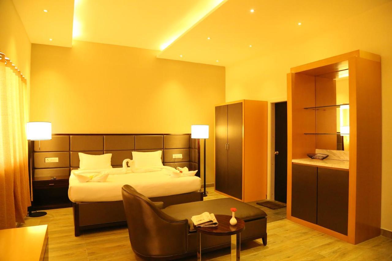 Hotel Queens Inn Веланканні Екстер'єр фото