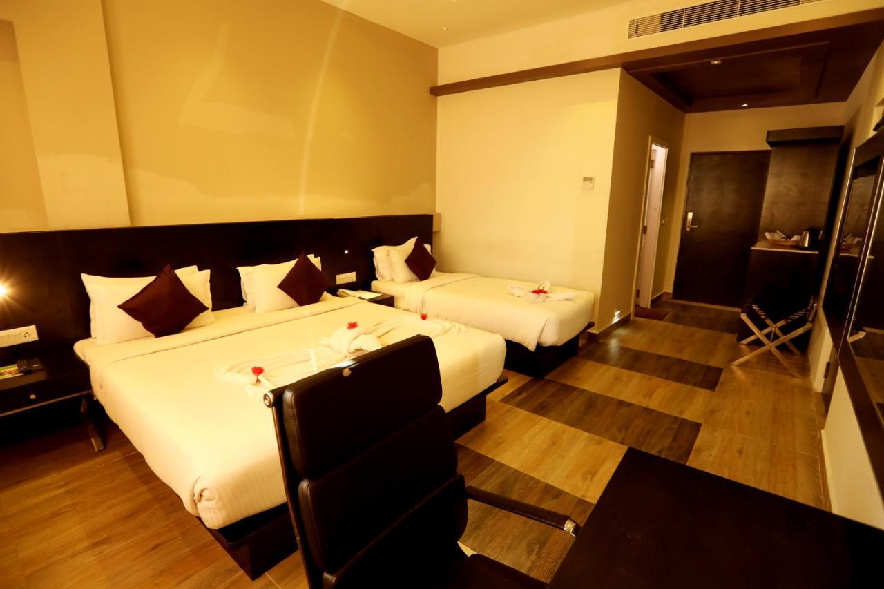 Hotel Queens Inn Веланканні Екстер'єр фото
