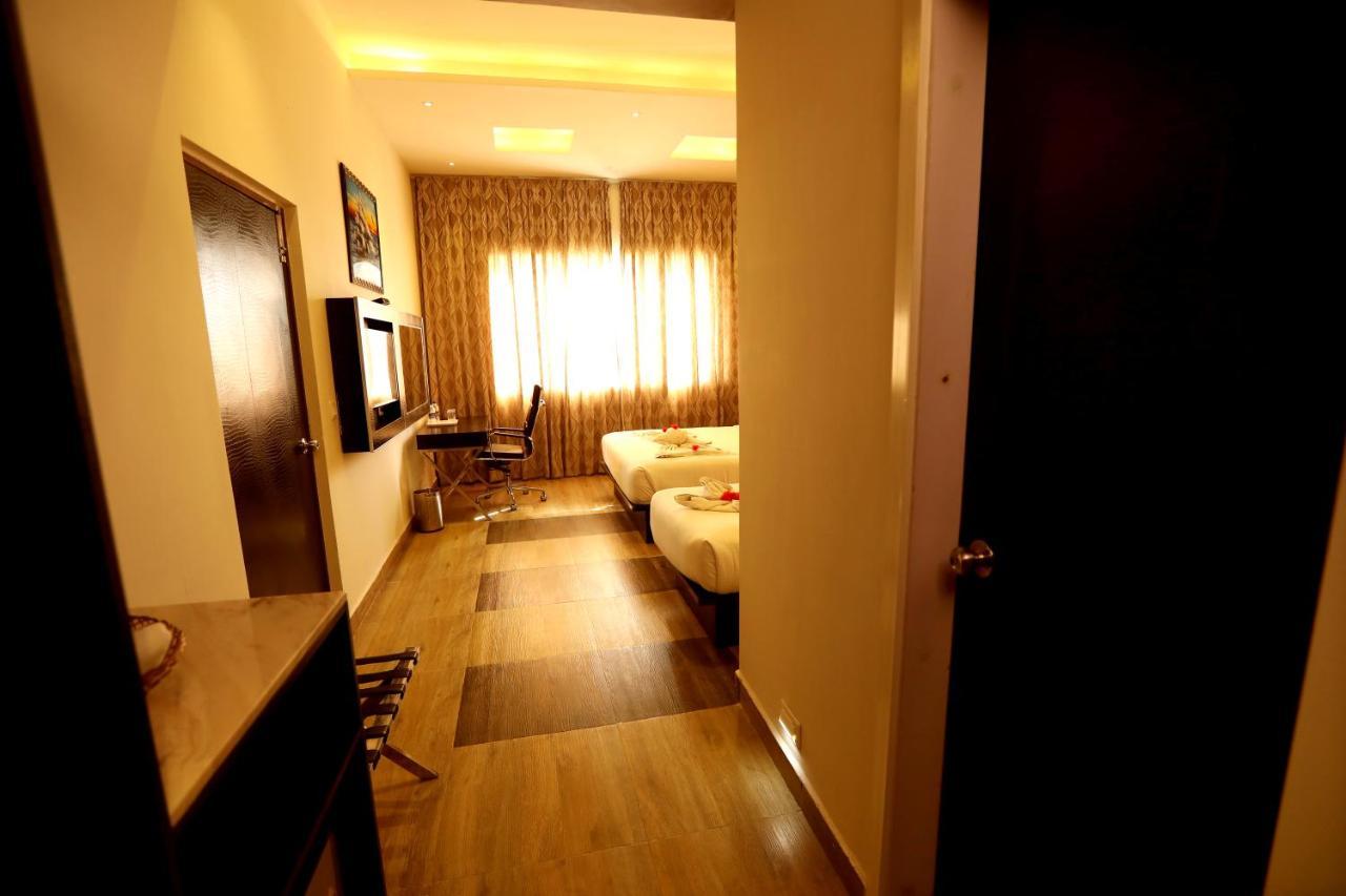 Hotel Queens Inn Веланканні Екстер'єр фото