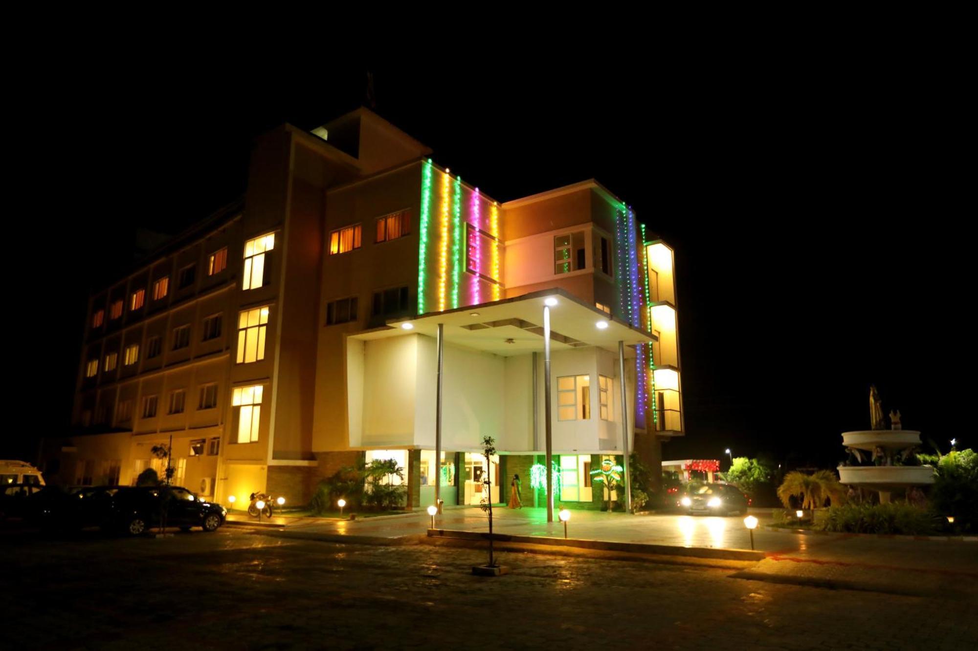 Hotel Queens Inn Веланканні Екстер'єр фото