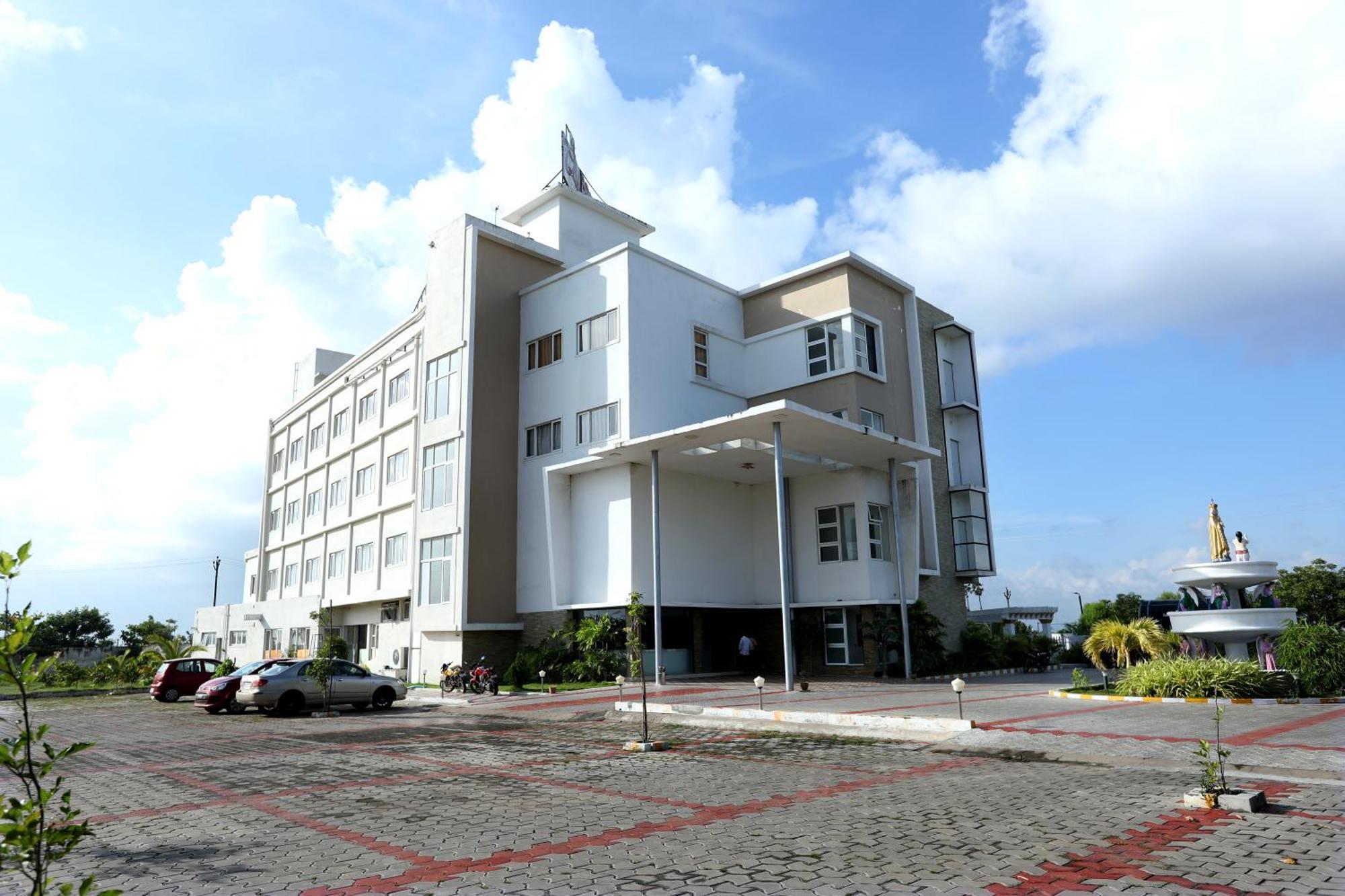 Hotel Queens Inn Веланканні Екстер'єр фото
