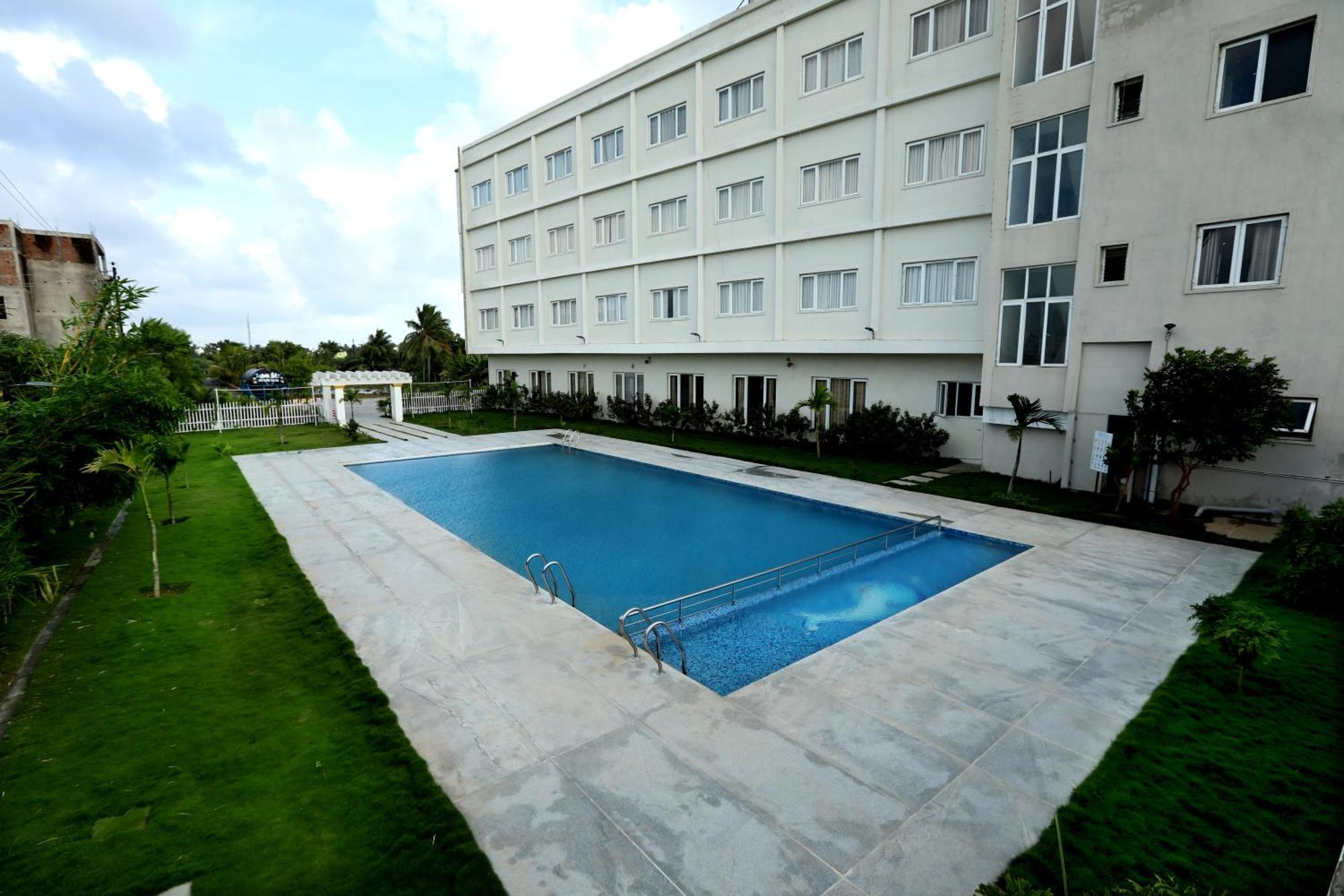 Hotel Queens Inn Веланканні Екстер'єр фото