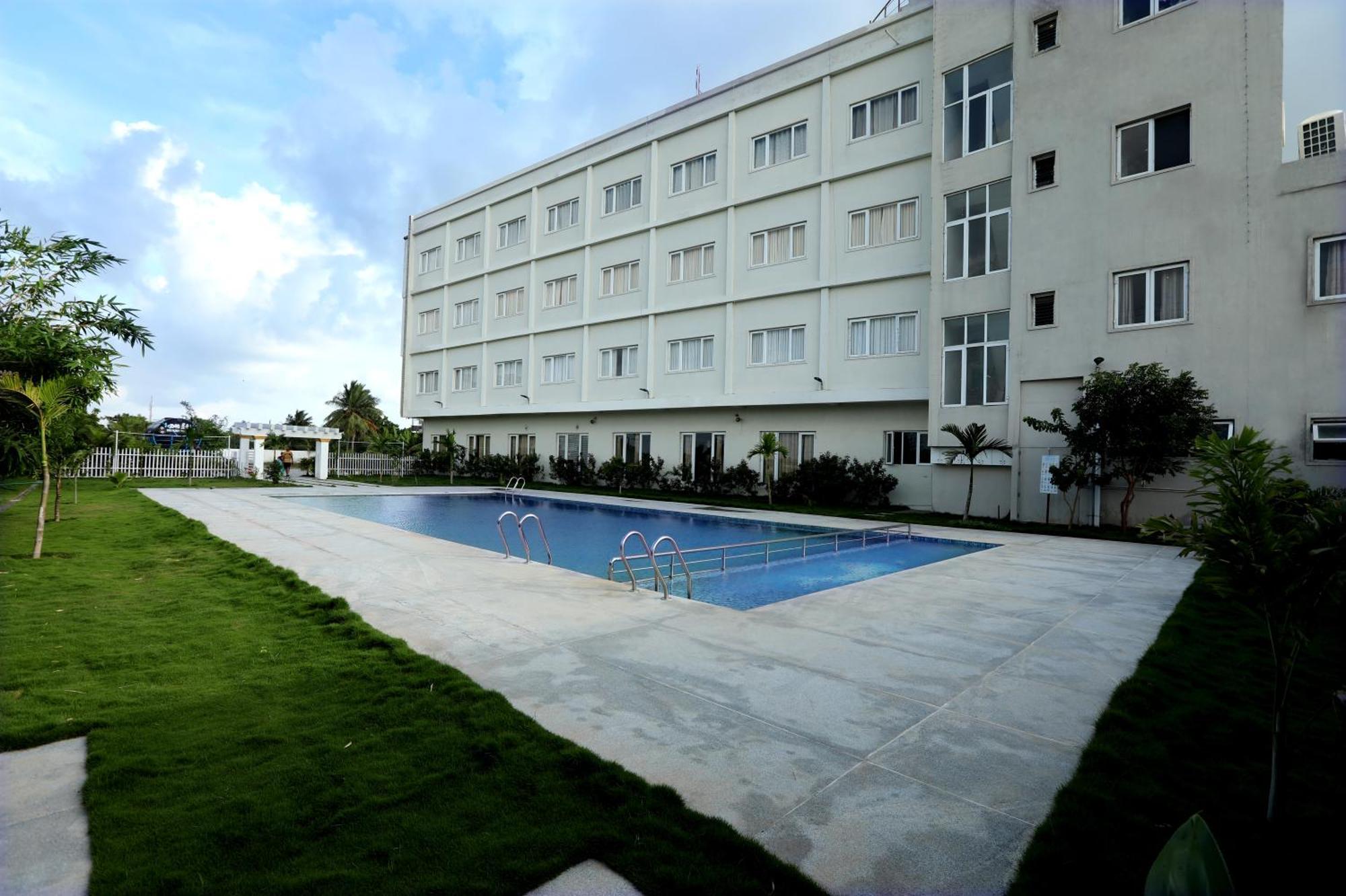Hotel Queens Inn Веланканні Екстер'єр фото