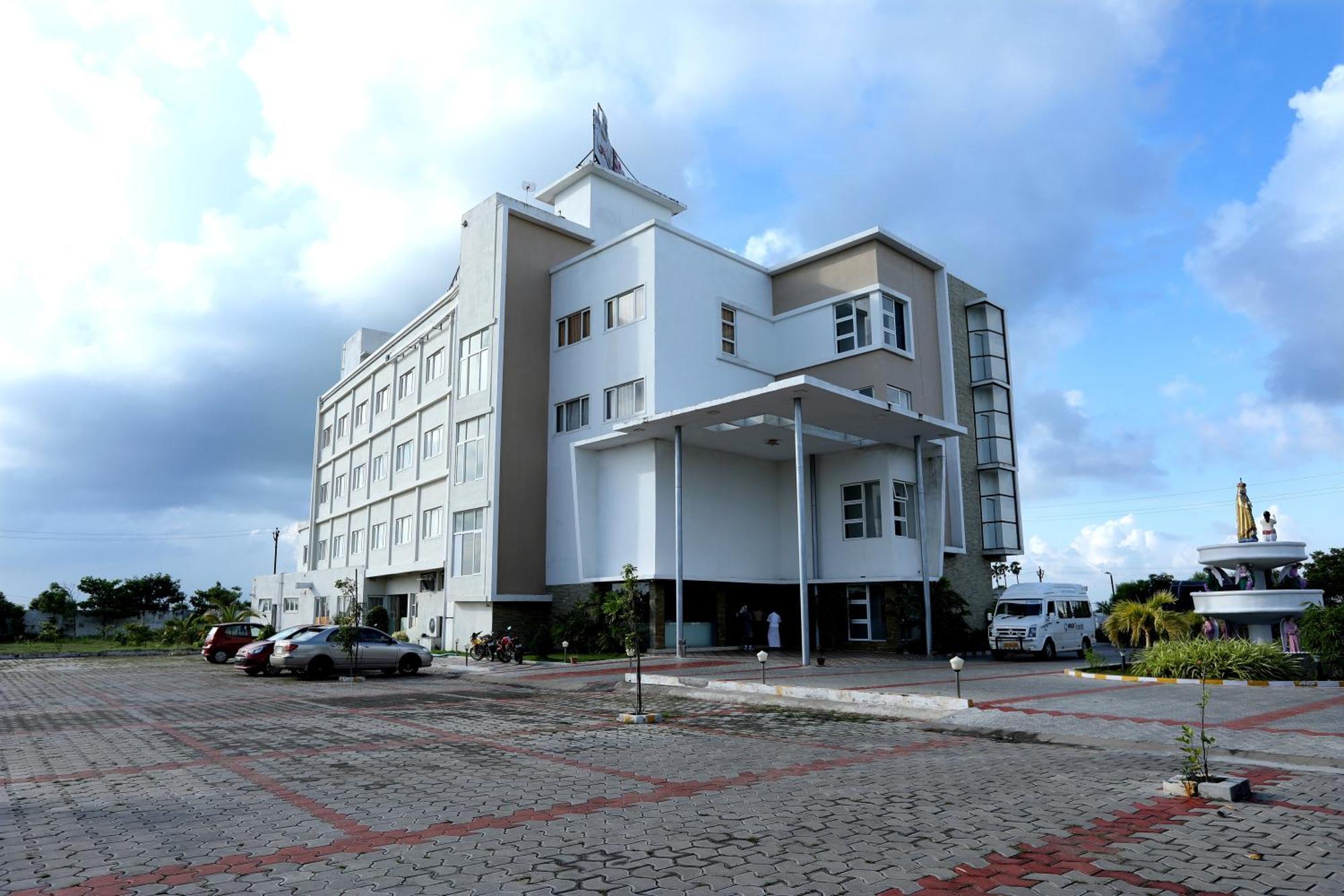 Hotel Queens Inn Веланканні Екстер'єр фото