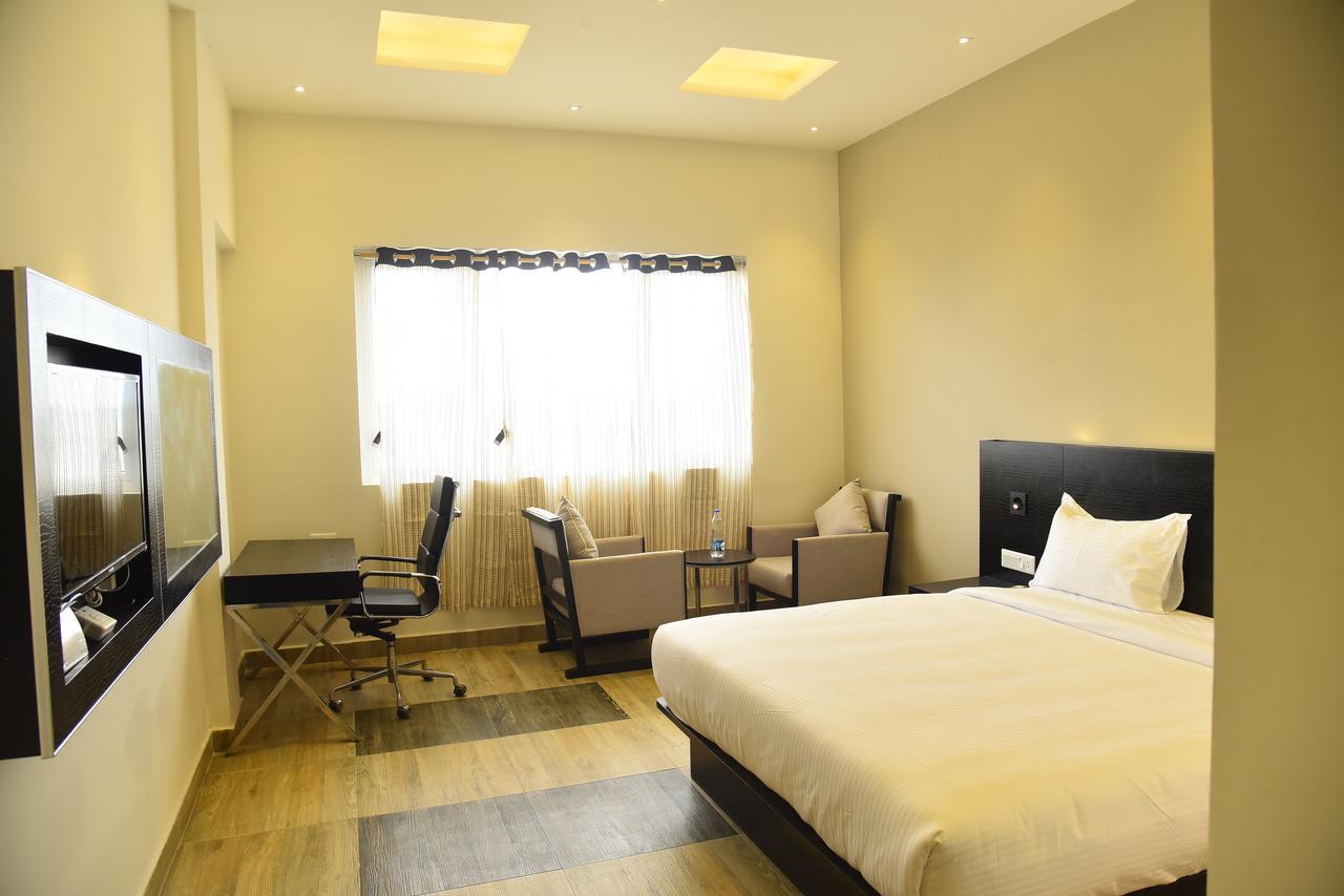 Hotel Queens Inn Веланканні Екстер'єр фото
