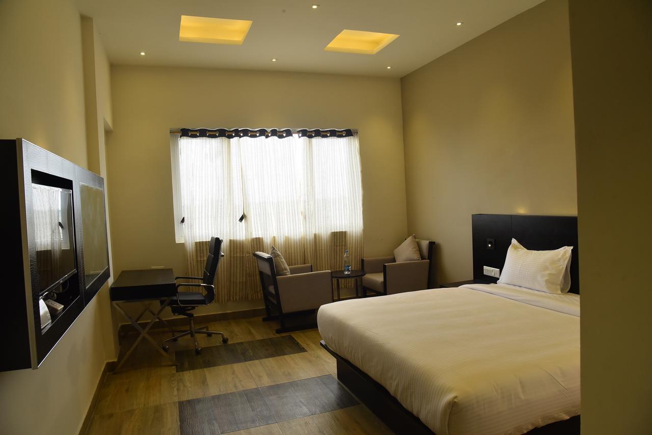 Hotel Queens Inn Веланканні Екстер'єр фото