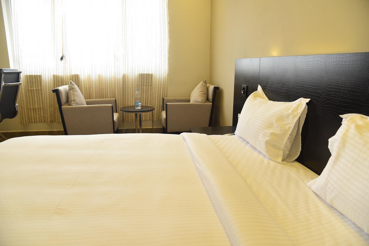 Hotel Queens Inn Веланканні Екстер'єр фото