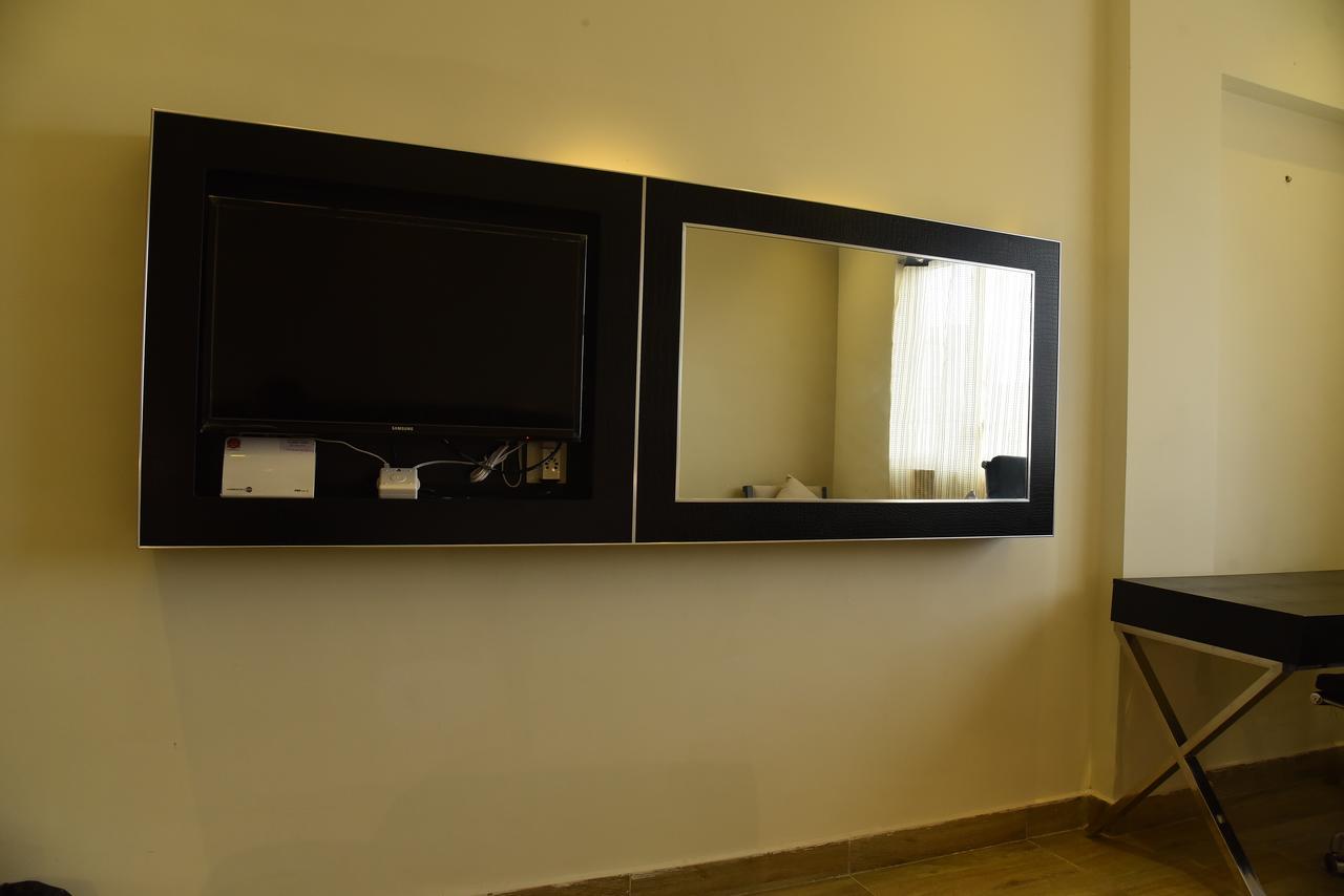 Hotel Queens Inn Веланканні Екстер'єр фото
