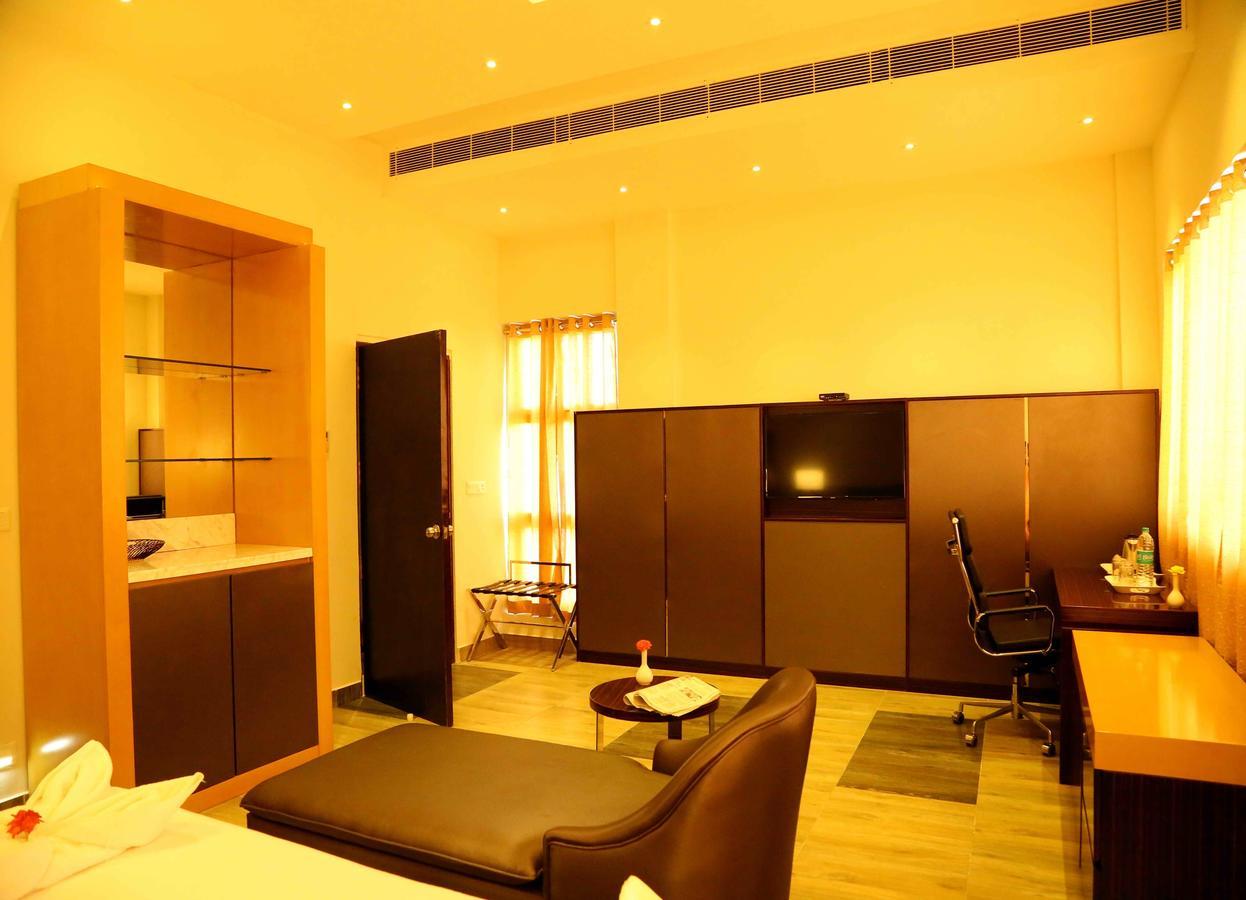 Hotel Queens Inn Веланканні Екстер'єр фото