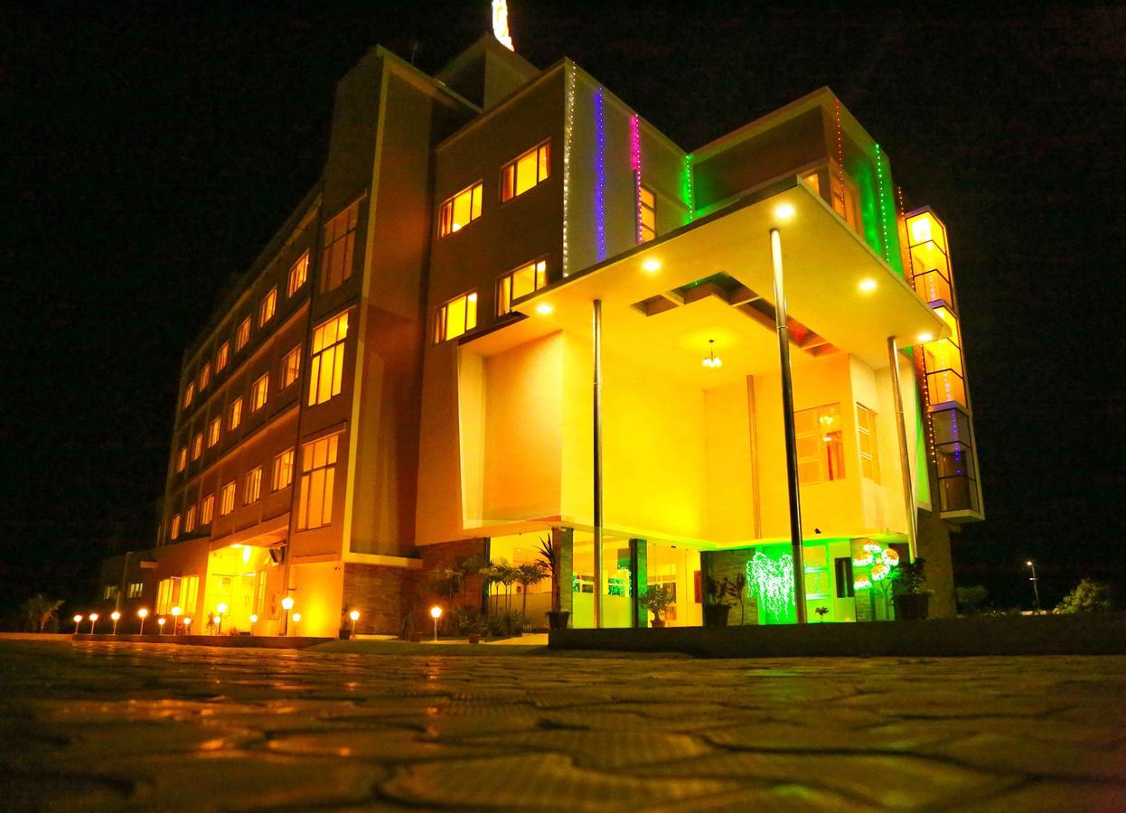 Hotel Queens Inn Веланканні Екстер'єр фото