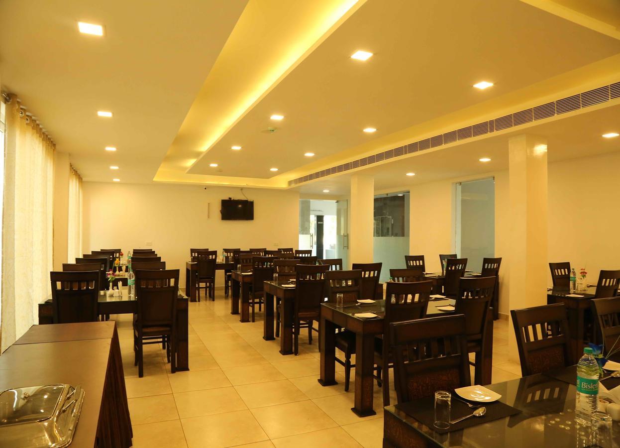 Hotel Queens Inn Веланканні Екстер'єр фото