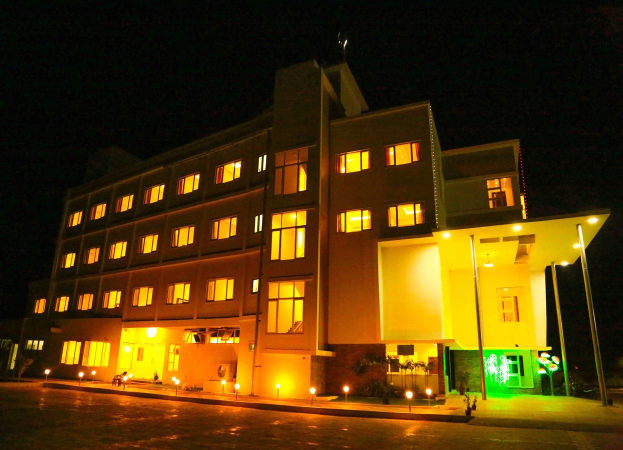 Hotel Queens Inn Веланканні Екстер'єр фото