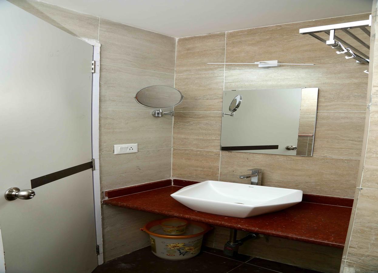 Hotel Queens Inn Веланканні Екстер'єр фото