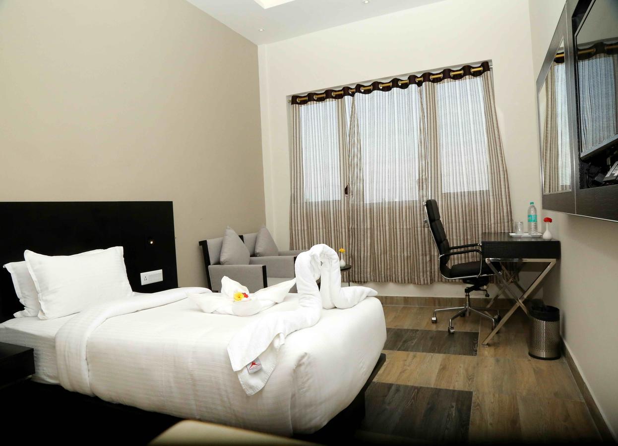Hotel Queens Inn Веланканні Екстер'єр фото