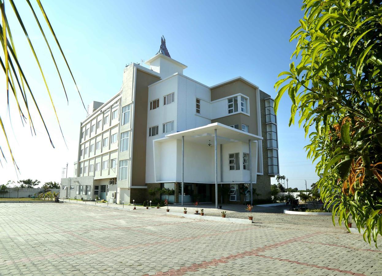 Hotel Queens Inn Веланканні Екстер'єр фото