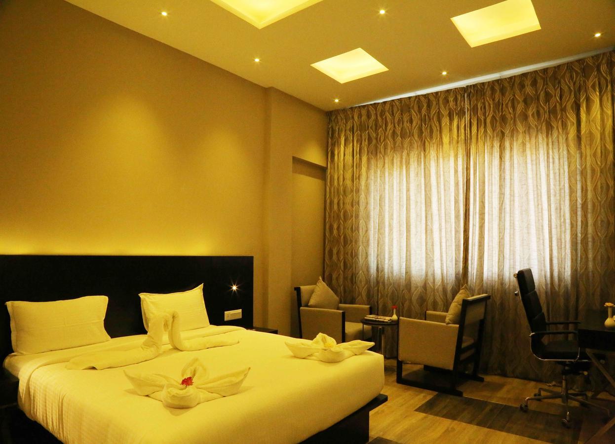 Hotel Queens Inn Веланканні Екстер'єр фото